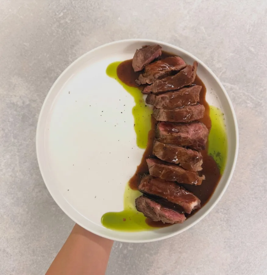 Bife angosto en tajadas con salsa